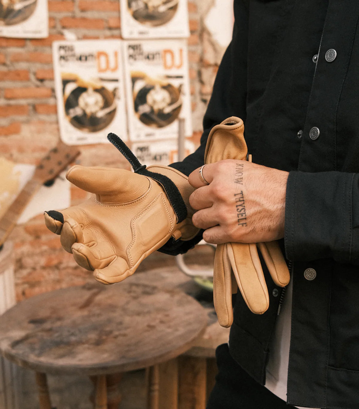 Silk Road Service Gloves Beige