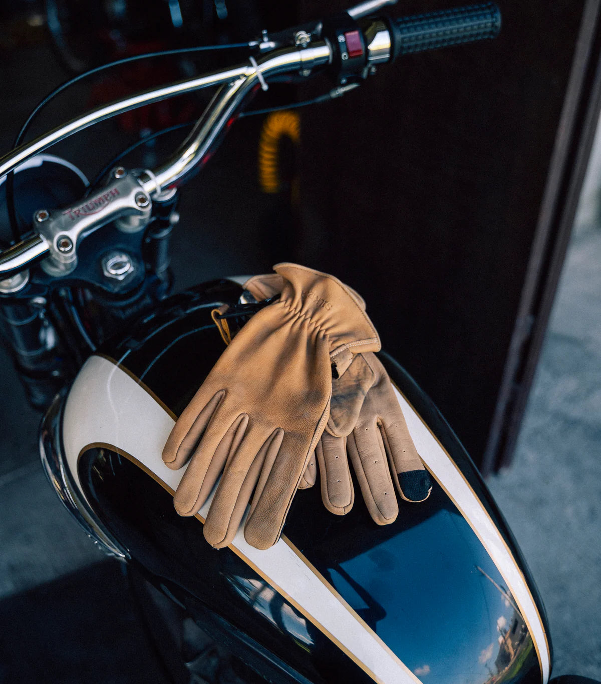 Silk Road Service Gloves Beige